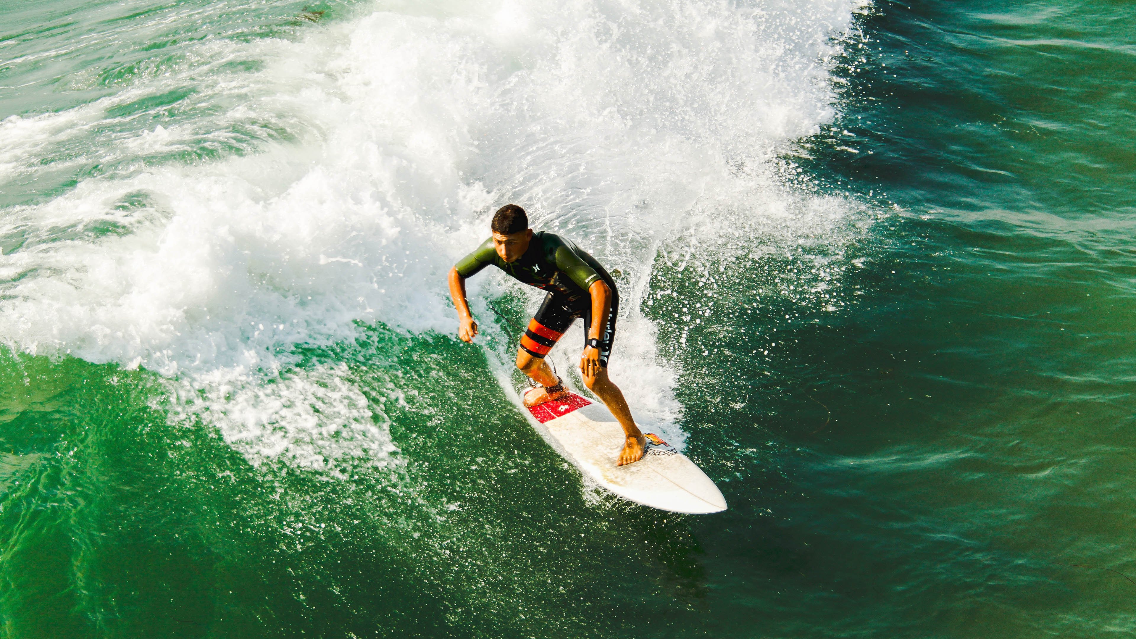 球队在比赛中凭借优秀罚球率把握胜机,足球比赛将球员罚出场外的牌子为